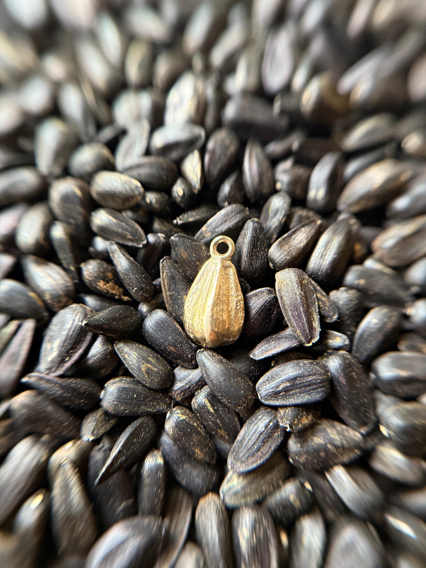 9ct Gold Sunflower Seed