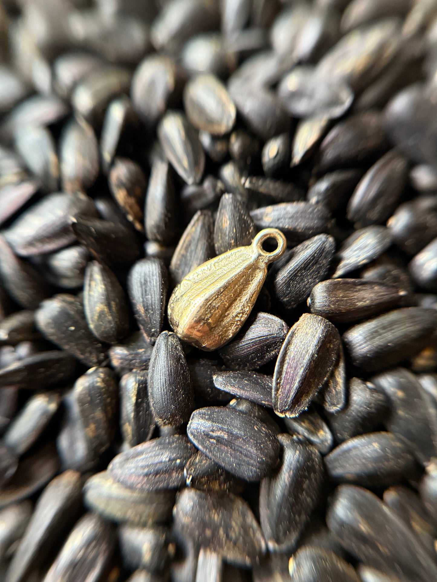 9ct Gold Sunflower Seed